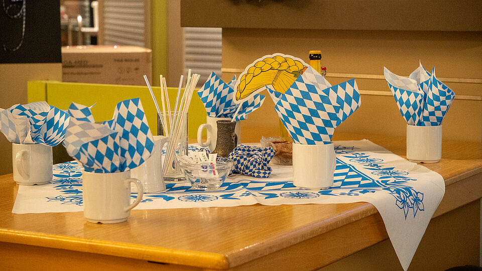 DSC8377 Gedeckter Tisch in bayrischer Beflaggung und Farbmuster